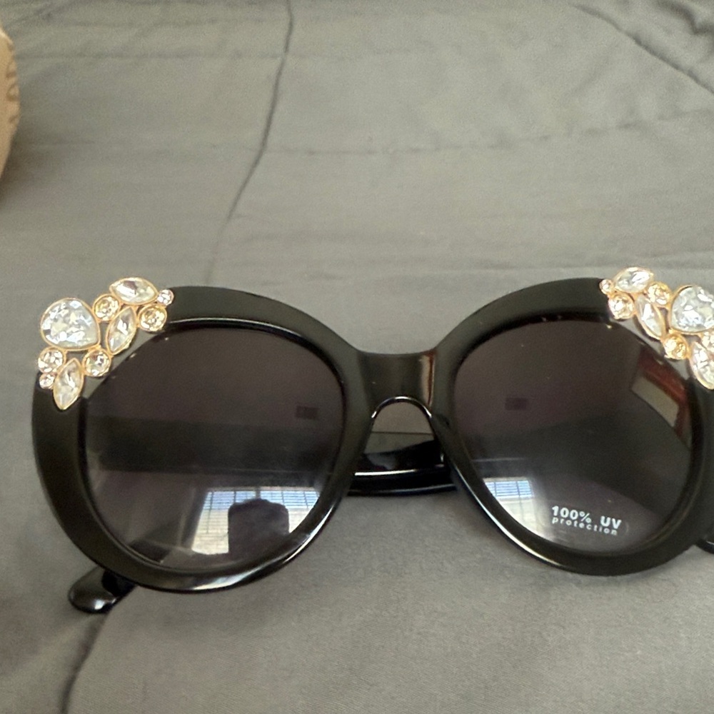 Glamorous Black Sunglasses with Gold Embellishments